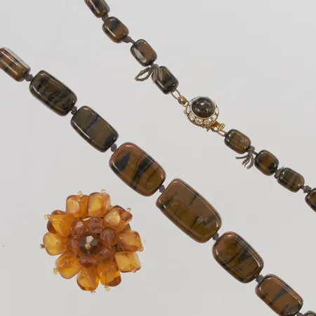 Bijouterier, 1 Collier, 47cm, 1 brosch, 34mm.