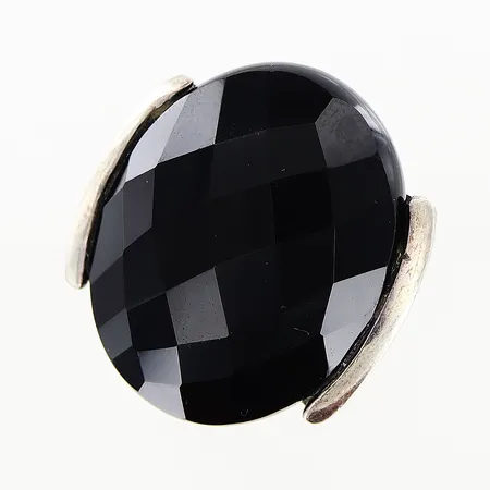 Ring stl 18½, svart fasettslipad glassten 26x22mm, silver 925/1000. Vikt: 22,5 g