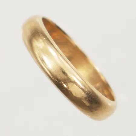 Ring, stl 15 ½, bredd 3,8mm, gravyr, 18K Vikt: 3,4 g