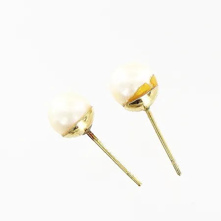 Ett par örhängen, odlade saltvattenspärlor, Ø6mm, limrester på en pärla, stopp saknas, 18K. Bruttovikt: 1,0gram  Vikt: 1 g