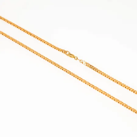 Kedja (platt) pansar i 18K guld. Den är 42,5 cm lång, 2,5 mm bred och väger 6,1g. Springring.
