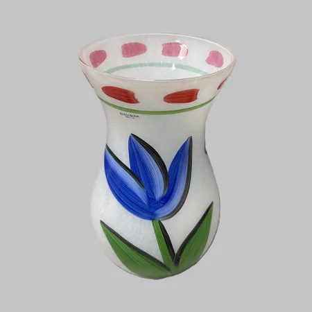 Vas Tulip, handmålad dekor av blå tulpan, formgiven av Ulrica Hydman Vallien för Kosta Boda, glas, numrerad 49714, signerad, etikettmärkt, höjd ca 28cm, smäre slitage. Skickas med postpaket.