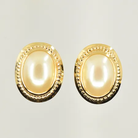 Ett par örhängen med imitationspärlor, längd 10 mm, bredd 7 mm, 1 stopp saknas, 18K. Vikt: 1,2 g