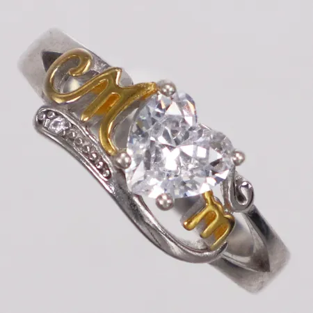 Ring vit hjärtformad sten, stl ca 16¼, bredd 2,1-7,2mm, förgyllda detaljer, 925/1000 silver Vikt: 2,6 g