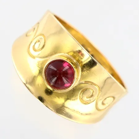 Ring med röd sten, stl 17, bredd ca 6mm, 18K Vikt: 3,4 g