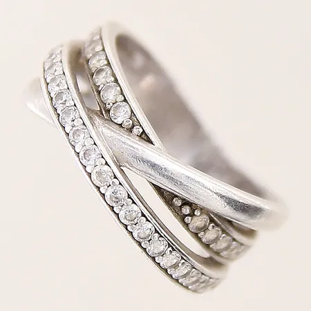 Ring med vita stenar, stl 16, bredd 4,7-8,5mm, GHA, silver 925/1000 Vikt: 4,1 g