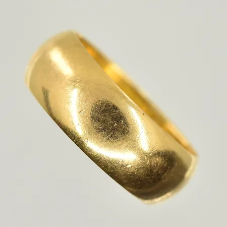 Ring, stl 17¼, bredd 7 mm, gravyr, 18K. Vikt: 6,6 g