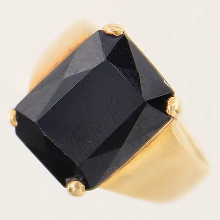 Ring med svart sten, stl 16½, bredd 3-13mm, ostämplad, sten med mindre nagg, 18K Vikt: 7,1 g