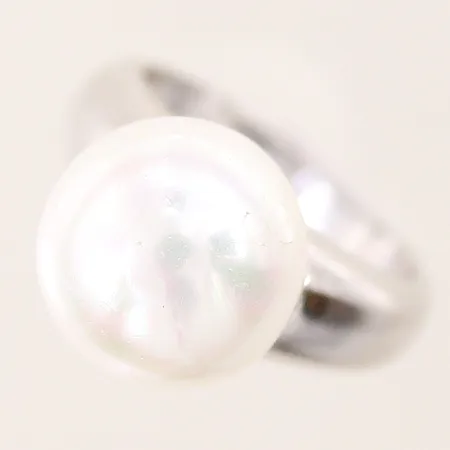 Ring med imiterad pärla Ø12,2mm, stl 16, bredd 3mm, silver 925/1000 Vikt: 6,3 g
