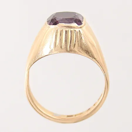 Klackring med lila sten, stl 18¼, bredd 3-12,5mm, defekt, 18K Vikt: 6,4 g