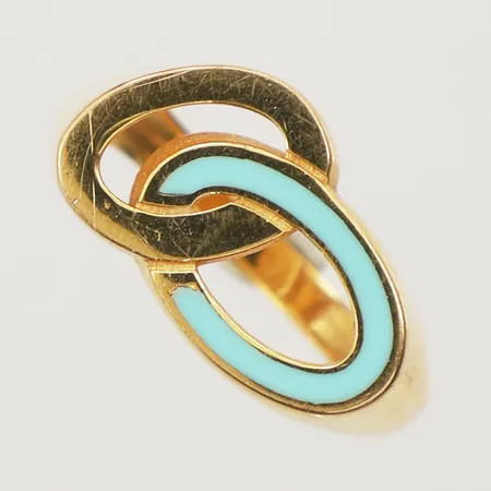 Ring med emaljdekor, stl 18¼, bredd 11mm, 21K Vikt: 4,1 g