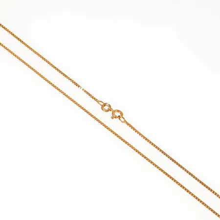 Kedja Venezia i 18K guld. Den är 46 cm lång, 1 mm bred och väger 4,1g. Springring.