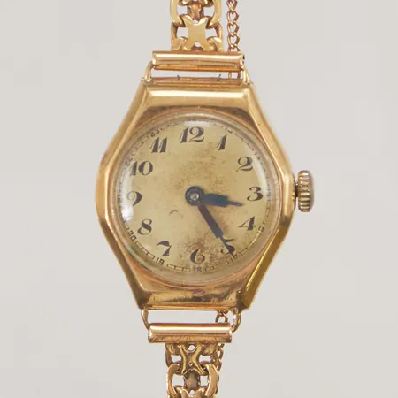 Damur 18K, 21mm, manuell, x-länk i 18K totallängd ca 18cm, skadad urtavla, gravyr, 18K bruttovikt 20,3g.