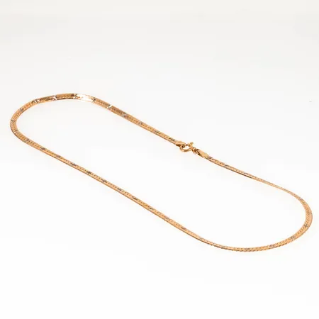 Halvstelt colliér i 14K guld. Det är 40 cm långt, 3 mm brett och väger 7,9g. Springring. Ett par svaga veck förekommer.