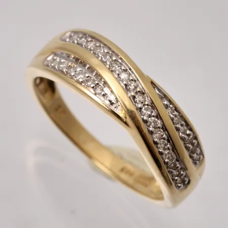 Ring i 18K guld, stl 18, bredd 2,2-6,3mm, ca 29st diamanter, 8/8 slipade 0,15ct, tillverkad av Guldfynd, vikt 4,17g.