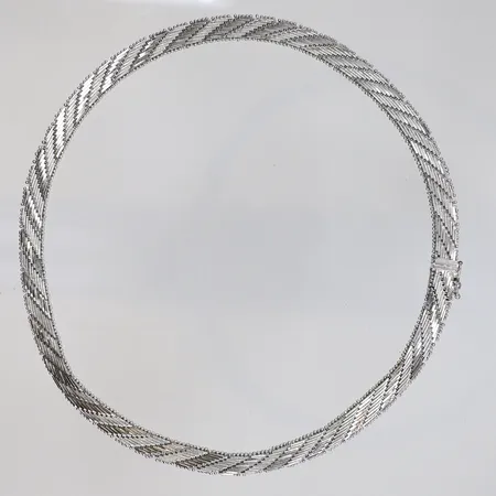 Collier mönstrat 39,5cm bredd 8mm silver 835/1000 Vikt: 43,5 g