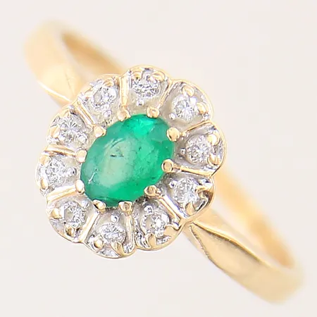 Ring med diamanter 10 x ca 0,02ct samt smaragd, stl 19¼, bredd 2-12mm, GFAB, smaragdens fasetter med mindre nagg, något skev skena, 18K Vikt: 3,4 g