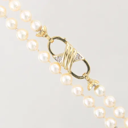 Pärlcollier med odlade saltvattenpärlor Ø7-7,4mm, längd 55cm, lås i 18K med diamanter 12 x ca 0,01ct, bör träs om, bruttovikt:42,6g Vikt: 42,6 g
