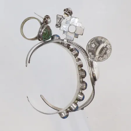 Diverse silver med stenar, delvis defekt, mönstrat silver 830-925/1000 Vikt: 57 g