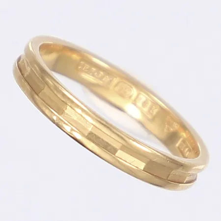 Ring mönstrad stl 15¾, bredd 3mm, gravyr, 18K Vikt: 2,3 g
