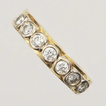 Ring med diamanter 7x ca 0,05ct, stl 16¼, bredd 4,4mm, gravyr, 18K Vikt: 5,2 g