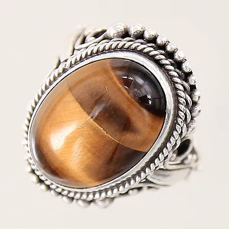 Ring med tigeröga samt mönstrad dekor, stl 17½, bredd 3-23,8mm, silver 925/1000 Vikt: 7,1 g