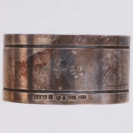 Servettring, Ø45mm, bredd 25mm, gravyr, 830/1000 silver Vikt: 27,2 g