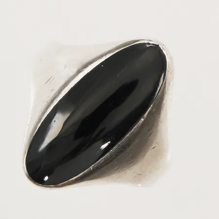 Ring med emalj, stl 16½, bredd 3-19,5mm, silver 925/1000 Vikt: 5,3 g