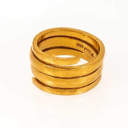 Ring i 23K guld. Den är i storlek 14, är 7 - 10 mm bred och väger 8,3g.