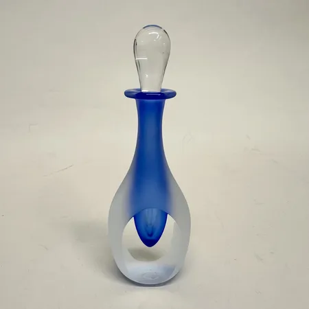 Flakong med propp, troligen Hetalåga, höjd 13,5cm, otydlig signatur undertill