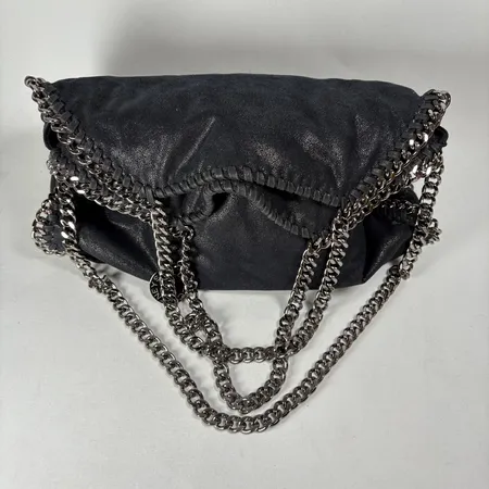 Väska/bag Stella McCartney Falabella svart textil kantad med mörk metallkedja invändigt fodrad med logomönstrat tyg i rosa ett innerfack med dragkedja 35x36 cm märkt Stella Mc Cartney Made in Italy bruksskick Vikt: 0 g