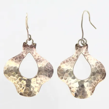 Ett par örhängen med hamrad yta, ca 50mm, bredd 29mm, silver 925/1000 Vikt: 6,4 g