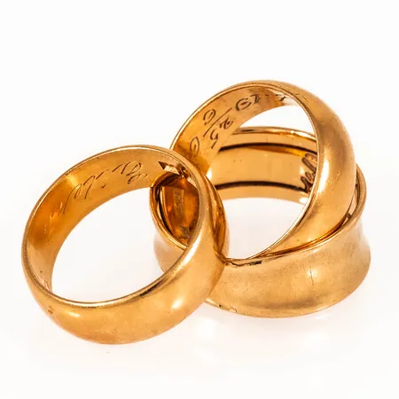 Diverse defekt/graverat guld i 18K. Vikt: 14,1g.