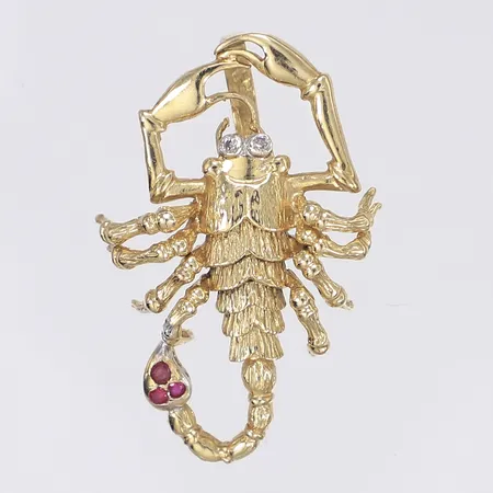 Hänge skorpion med vita och röda stenar, ledad, 40x25mm, 14K Vikt: 7,8 g
