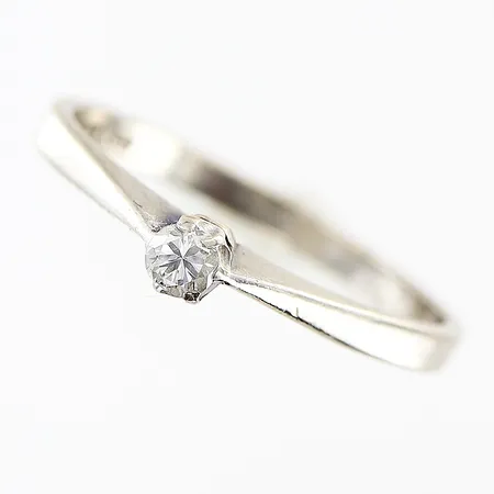 Ring, diamant ca 0,06ct, 16¾, kraftigt slitage på klor, i behov av omrodinering, vitguld, 18K Vikt: 1,9 g