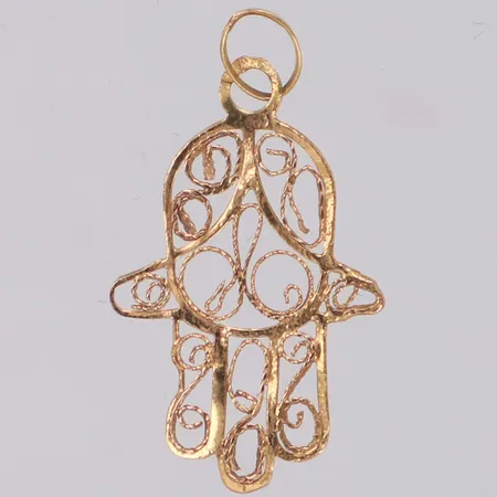 Hänge Fatimas hand, längd 23,5mm inklusive ögla, bredd 13,5mm, något skevt, 14K Vikt: 0,4 g