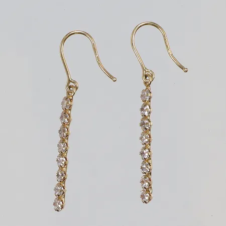 Ett par Örhängen hägande modell med vita stenar 2,5x35mm, krokar, GHA 18K Vikt: 1,4 g