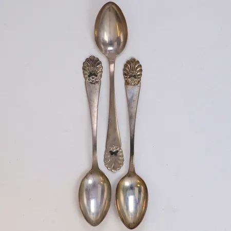 Tre kaffeskedar, modell Snäck, längd 12,5cm, Markströms Guldsmeds Ab K G Uppsala, 1950-tal, gravyr, 830/1000 silver Vikt: 37,5 g