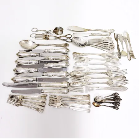 17 skedar, 21 gafflar, 10 knivar stål i blad, 2 tänger, 1 smörkniv, 1 tårtkniv, defekter/slitage, gravyrer, bruttovikt 2063,4, silver 830/1000. Vikt: 2063,4 g