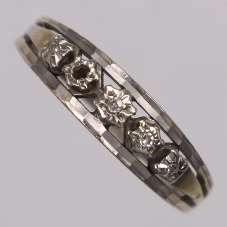 Ring diamanter 4 x ca0,005-0,01ct, stl 19, en diamant saknas, vitguld, 18K  Vikt: 3,4 g