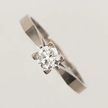 Ring med diamant, 0,53ct, enligt gravyr, W/VS, vitguld, stl 19, bredd 5,3mm, SPECTRA, Guldvaruaktiebolaget G. Dahlgren & Co Ab år 1990, bör rodieras om, 18K Vikt: 3,8 g