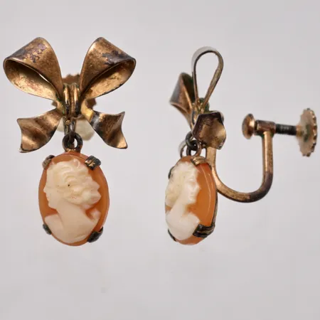 1par örhängen i silver, mått 15x24,5mm, 1par camé, mått 8,3x10,4mm, 830/1000, skruvlås, vikt 3,48g.