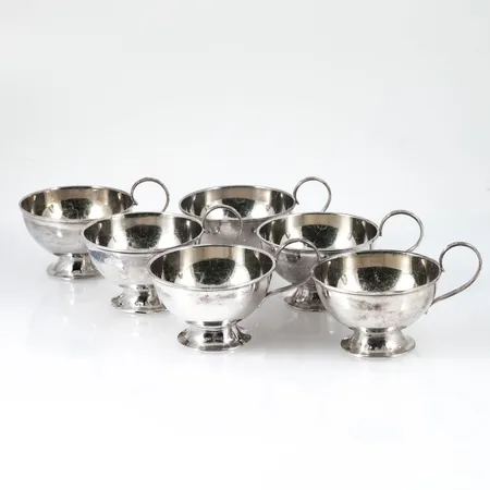 Sex punschmuggar i silver med förgyllda insidor (nött). De är 40 mm höga exkl. handtag. Bruksskick. GAB. 207,2g 830/1000. 