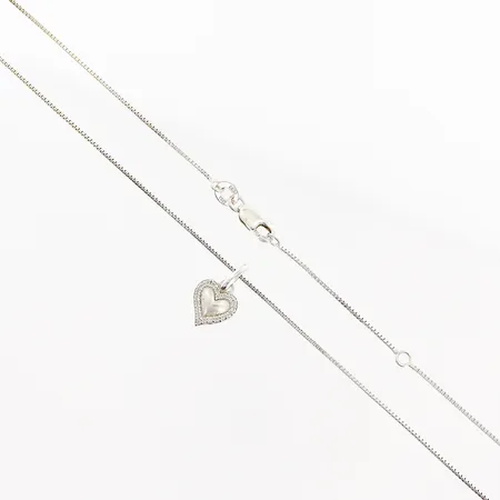 Kedja med hänge, hjärta med vita stenar 15x9mm, kedjans längd 42cm, 45cm, bredd 1mm, silver 925/1000. Vikt: 2,5 g