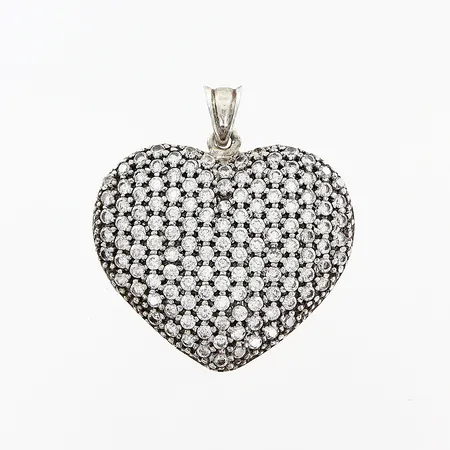 Hänge med vita stenar i pavéfattning, hjärta 29x26mm, silver 925/1000. Vikt: 3,8 g