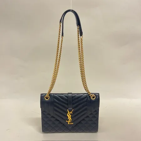 Väska Yves Saint Laurent, Monogram Matelassé Envelope Bag, svart kalvskinn, märkt ARS600185.0723, Made in Italy, mått ca 18x24x6cm, axelrem, kvitto Saint Laurent Nordiska Kompaniet Stockholm daterat 28/11/2023, nötta hörn, slitage på skinnet och gulmetall, märken, fläckar, inga övriga tillbehör. Vikt: 0 g Skickas med postpaket.