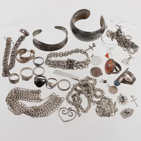 Parti ostämplade silversmycken 830/1000,slitage/defekter,några med stenar. Vikt: 430 g