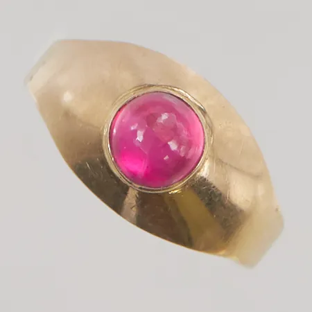 Ring Ø15¾, bredd:9mm, röd syntetisk spinell, 18K 1,6g.