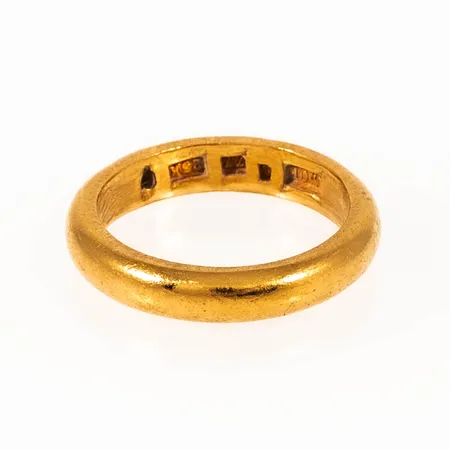 Graverad ring i 23K guld. Vikt: 6,3g. 