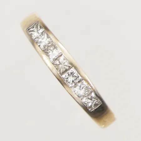 Ring med diamanter, 7xca0,07ct prinsesslipade, stl 17½, bredd 1,9-3,7mm, bör rodieras om, 18K Vikt: 3,4 g